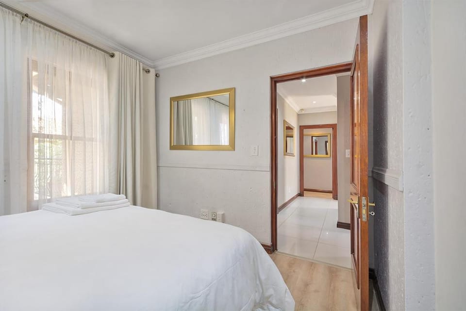 Modern Family Haven with Garden Sleeps 8 House in Sandton