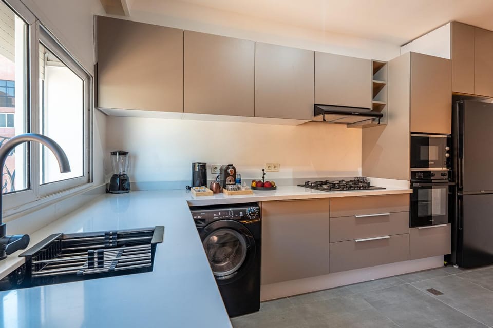Coffee/tea facilities, Kitchen or kitchenette, minibar, oven, stove, washing machine, dryer