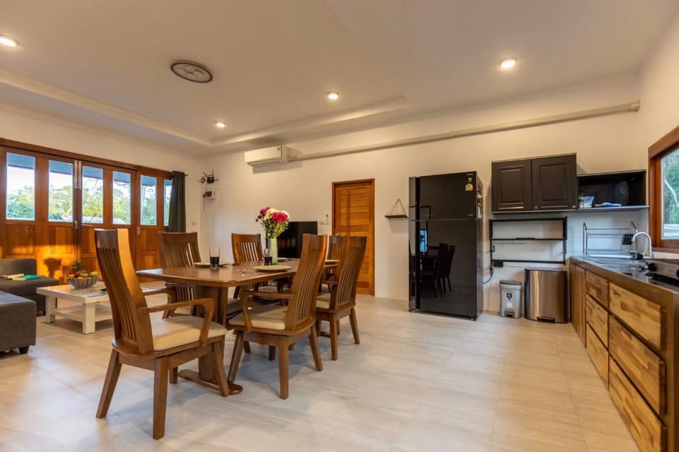Kitchen or kitchenette, Living room, Dining area, pet friendly, stove