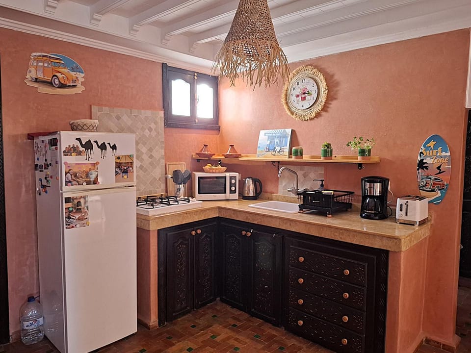 Coffee/tea facilities, stove, toaster