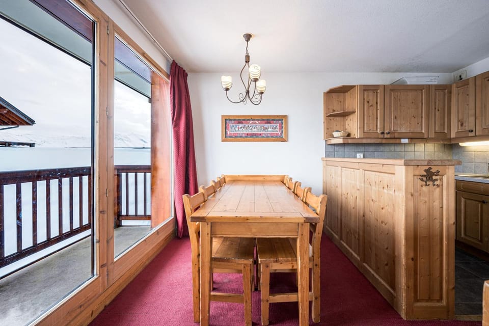 Property building, Kitchen or kitchenette, Living room