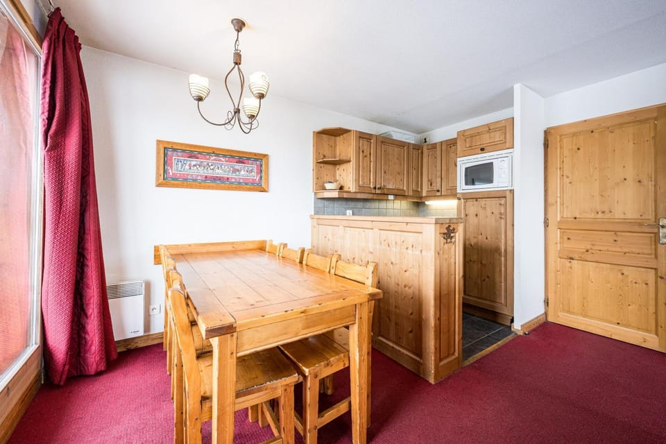 Property building, Kitchen or kitchenette, Living room