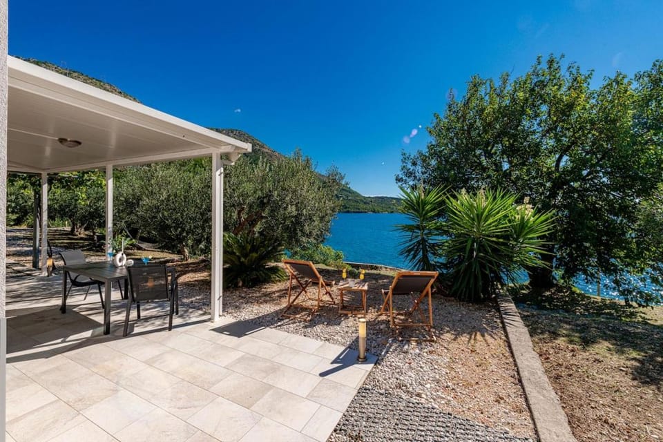 Silvio Beach House - Shoreline Haven House in Plat