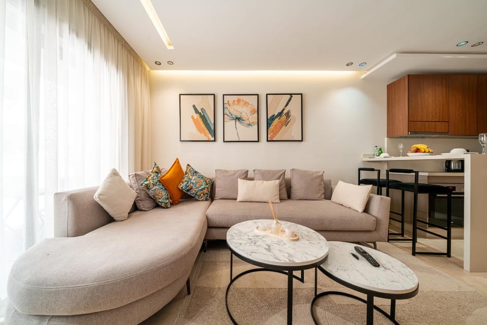Kitchen or kitchenette, Living room, Seating area, Dining area
