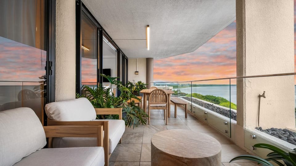 Natural landscape, View (from property/room), Balcony/Terrace, Seating area, Sea view