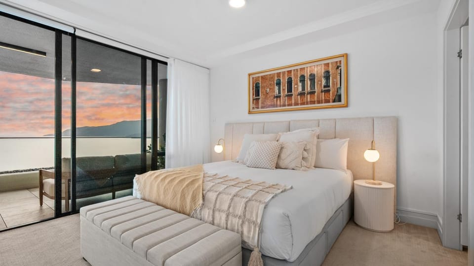 Bed, Photo of the whole room, Seating area, Bedroom