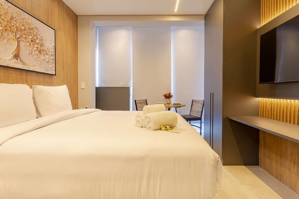 Bed, TV and multimedia, Photo of the whole room, Bedroom