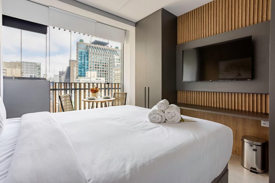 Bed, TV and multimedia, View (from property/room), Balcony/Terrace, Bedroom, towels