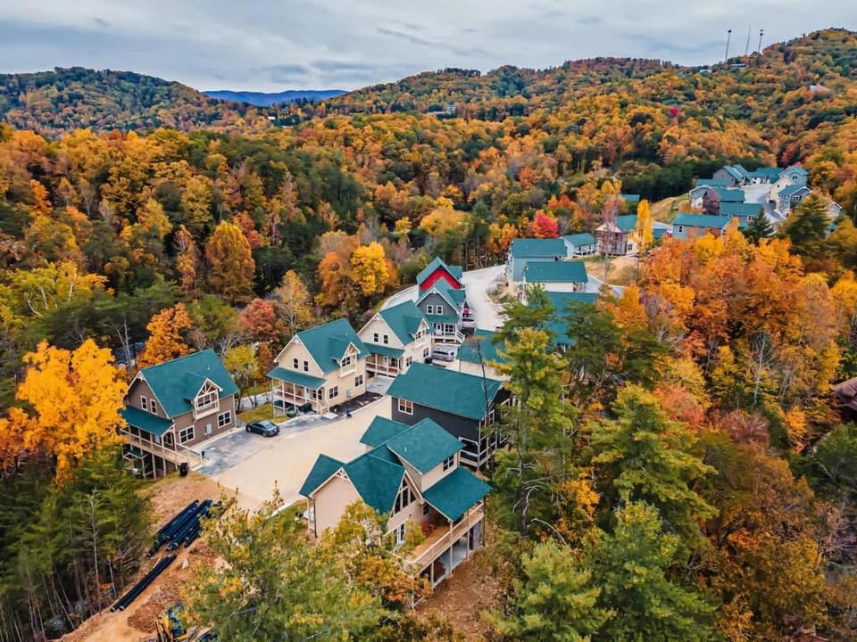 The Cozy Crest w Private Pool n Hot Tub House in Pigeon Forge