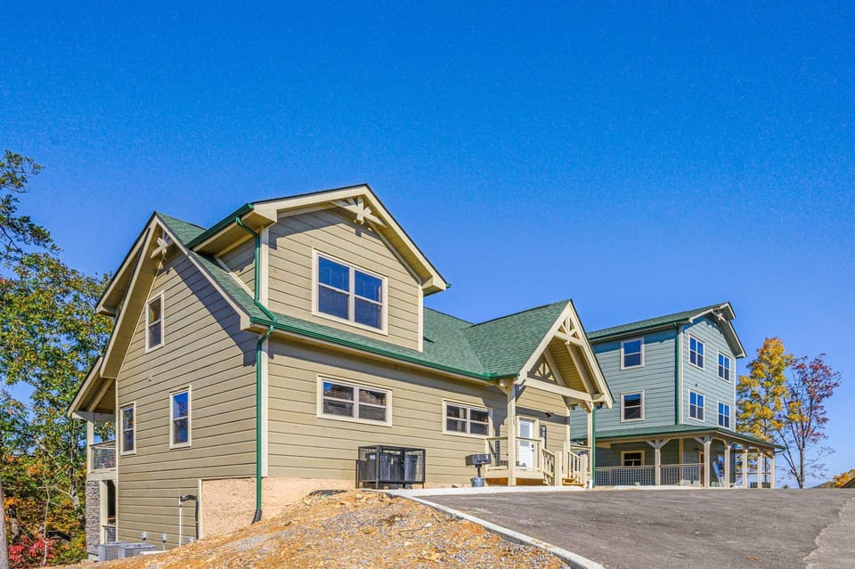 The Cozy Crest w Private Pool n Hot Tub House in Pigeon Forge