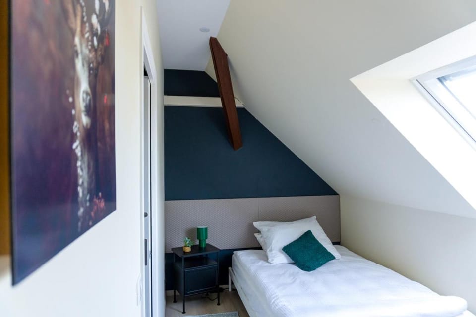 Bed, Bedroom, air conditioner