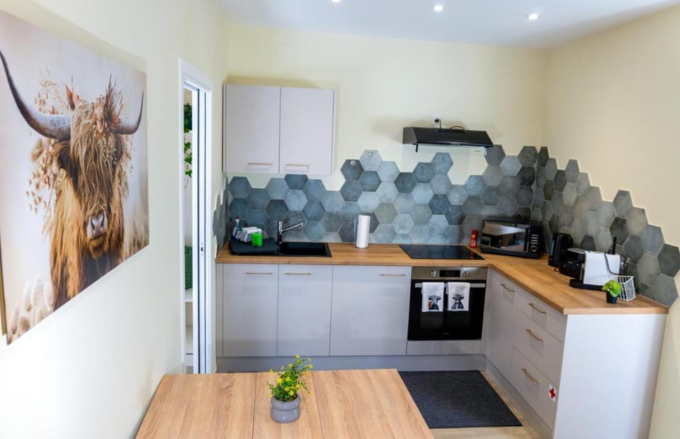 Coffee/tea facilities, microwave, oven, stove, toaster, kitchen