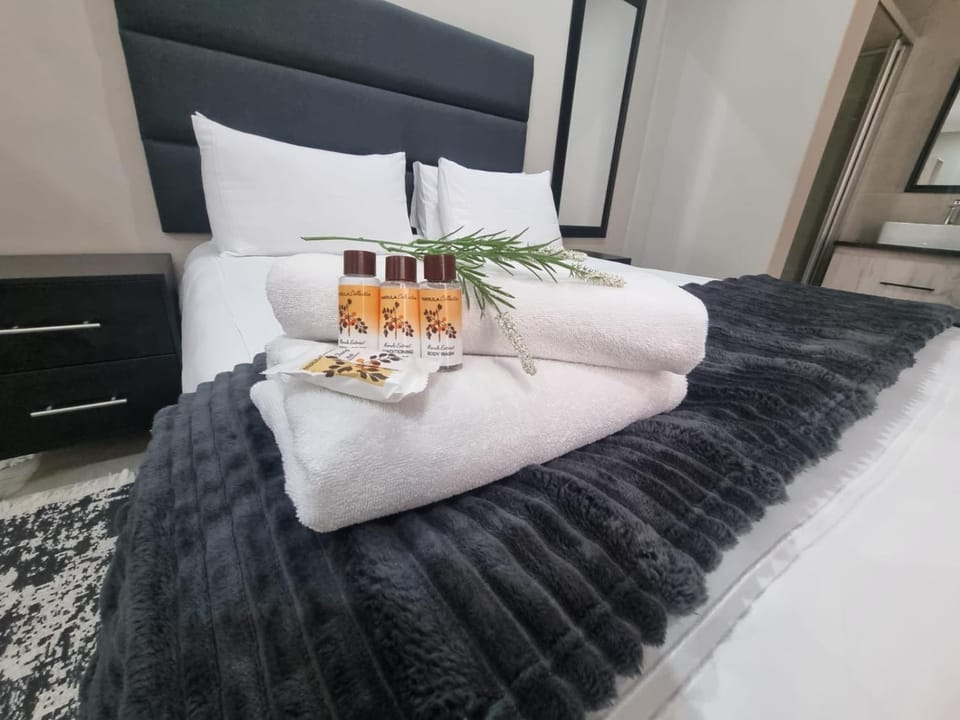 Bed, Bedroom, towels