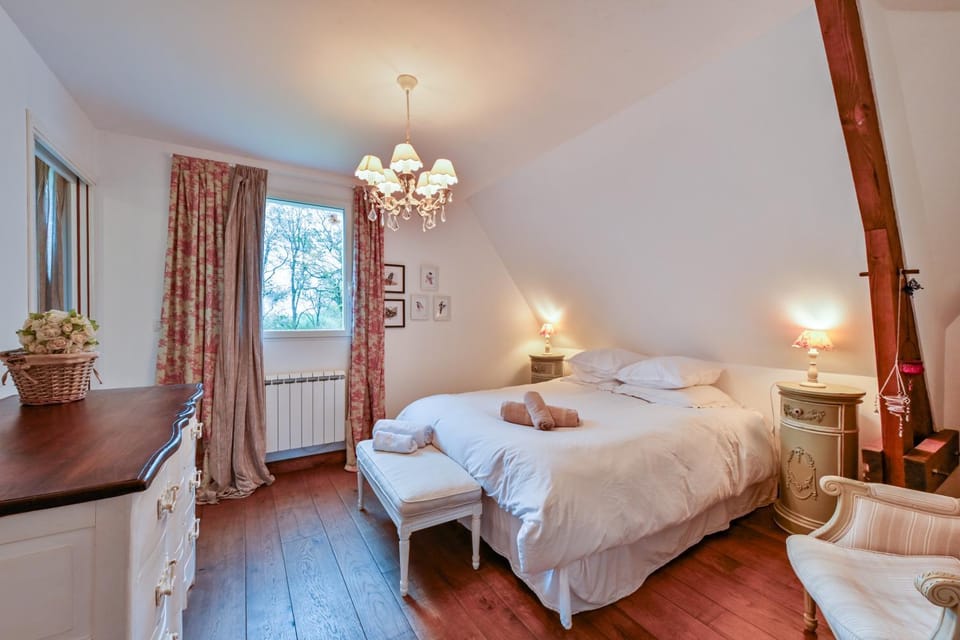 Photo of the whole room, Bedroom