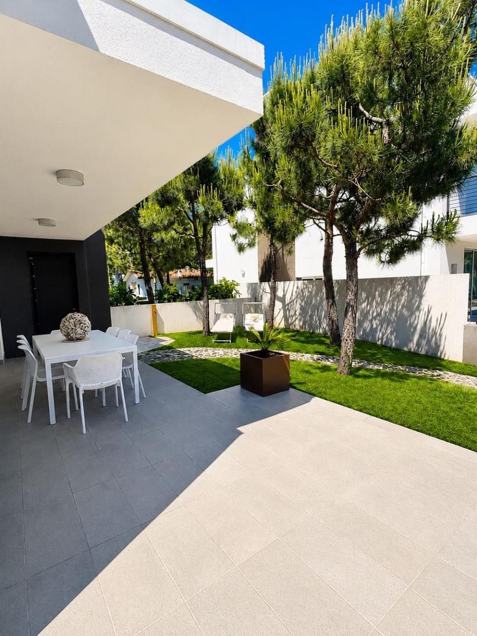 Dining area, Garden view, sunbed