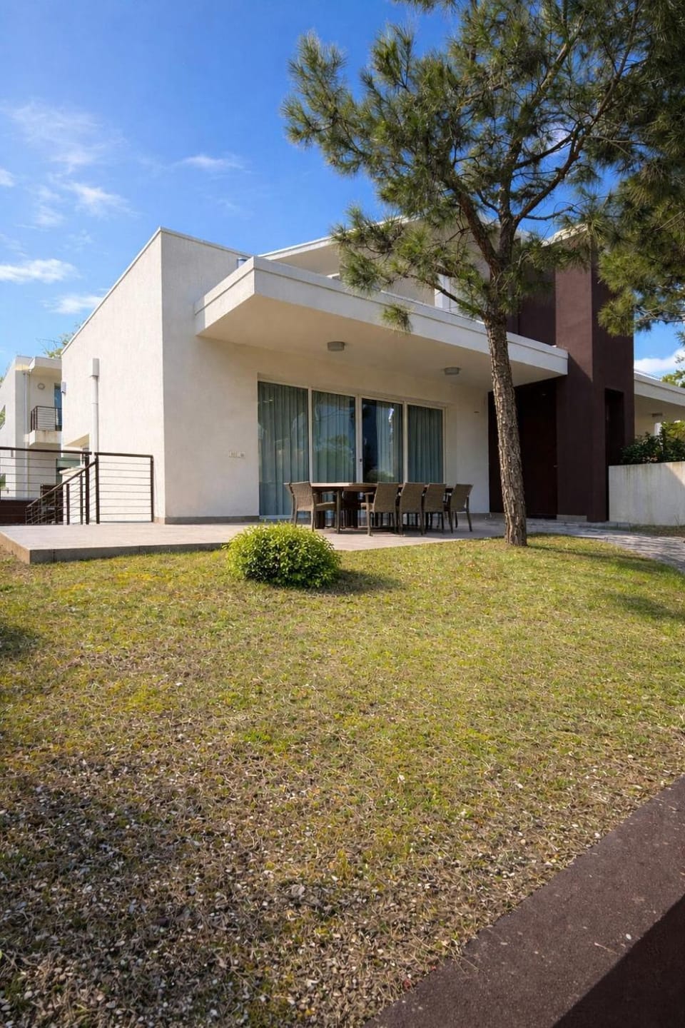 Property building, Day, Garden, Garden view