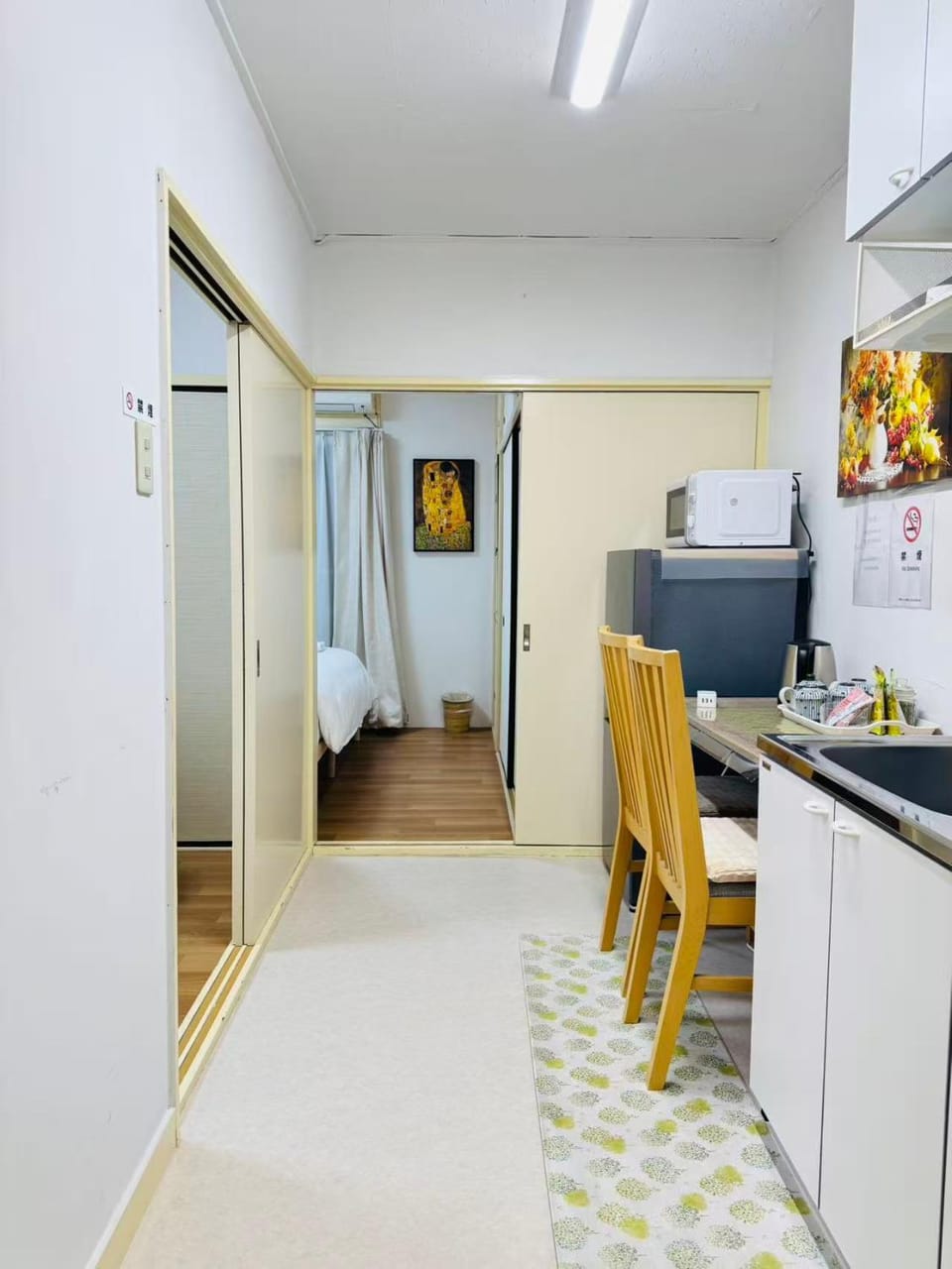 Kitchen or kitchenette, Dining area, stove