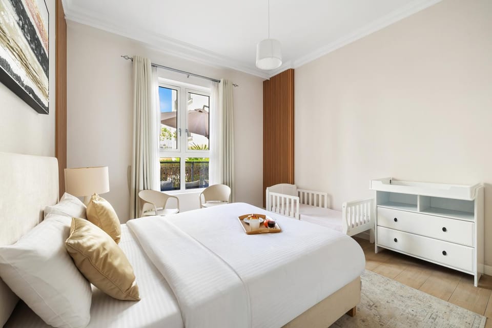 Bed, Living room, Photo of the whole room, Seating area, Bedroom, towels