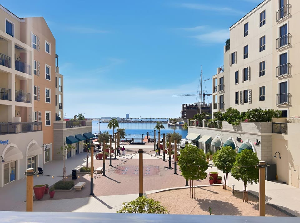 Property building, Nearby landmark, Communal lounge/ TV room, Day, Neighbourhood, Natural landscape, Beach, Evening entertainment, City view, Lake view, Sea view, Street view, Location, Parking