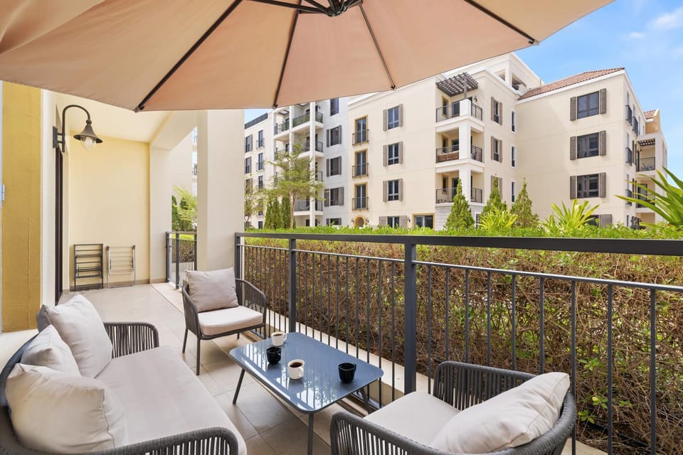 Property building, Patio, Spring, Day, Garden, View (from property/room), Balcony/Terrace, Living room, Seating area, Dining area, Garden view, sunbed