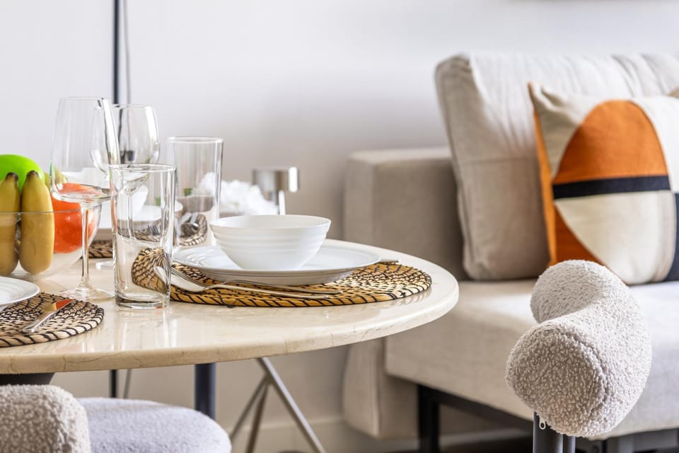 Living room, Food and drinks, Seating area, Dining area, Food, Drinks