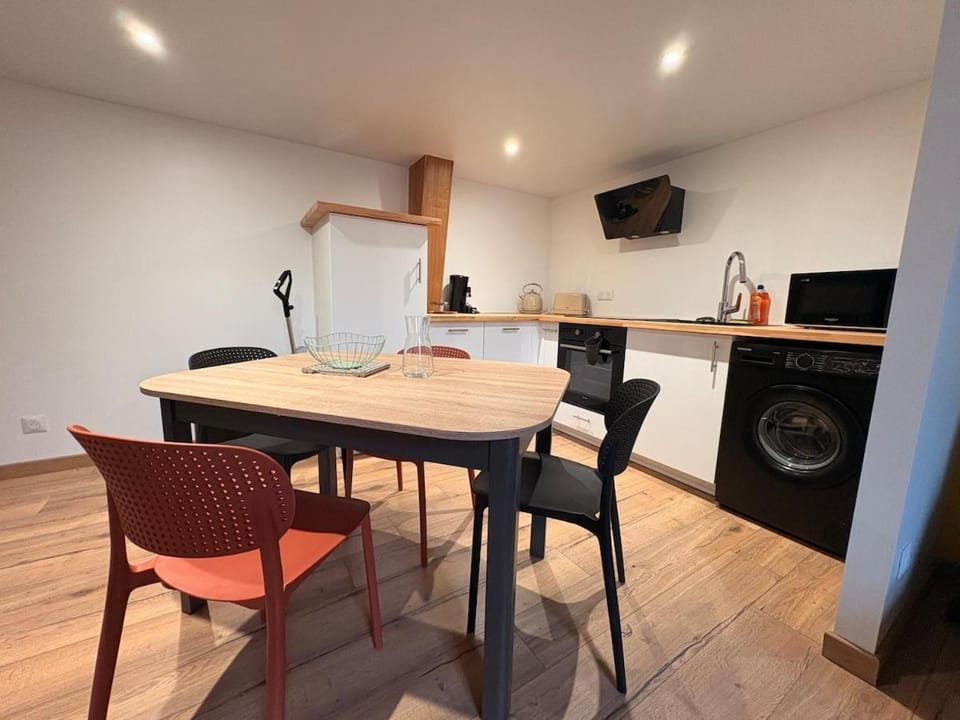 Kitchen or kitchenette, Dining area