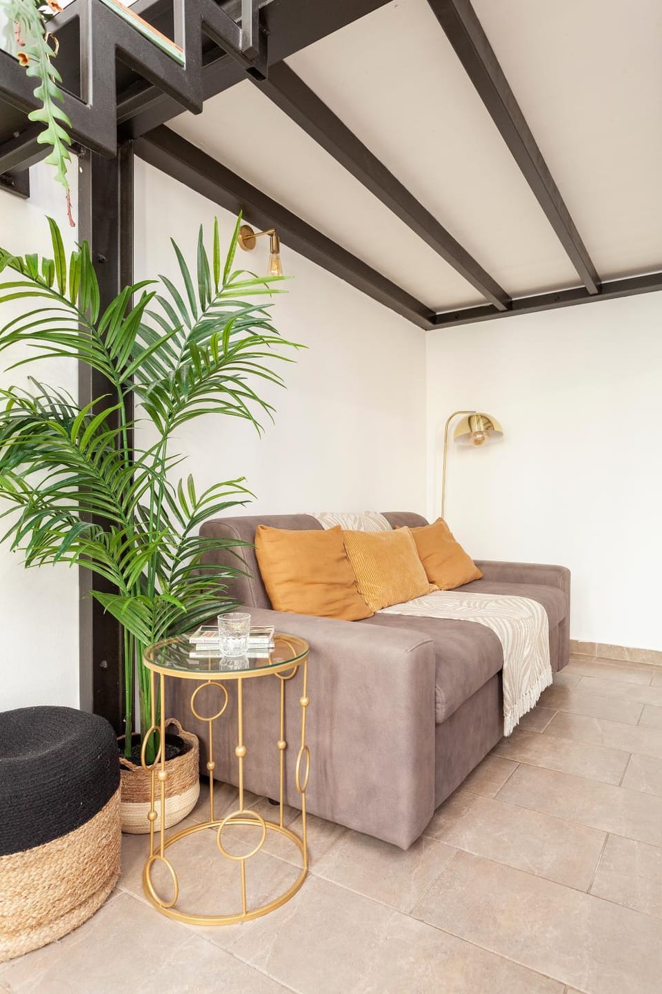 Bed, Living room, Photo of the whole room, Seating area, Bedroom