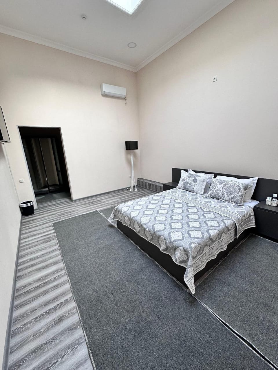 Bed, Photo of the whole room, air conditioner