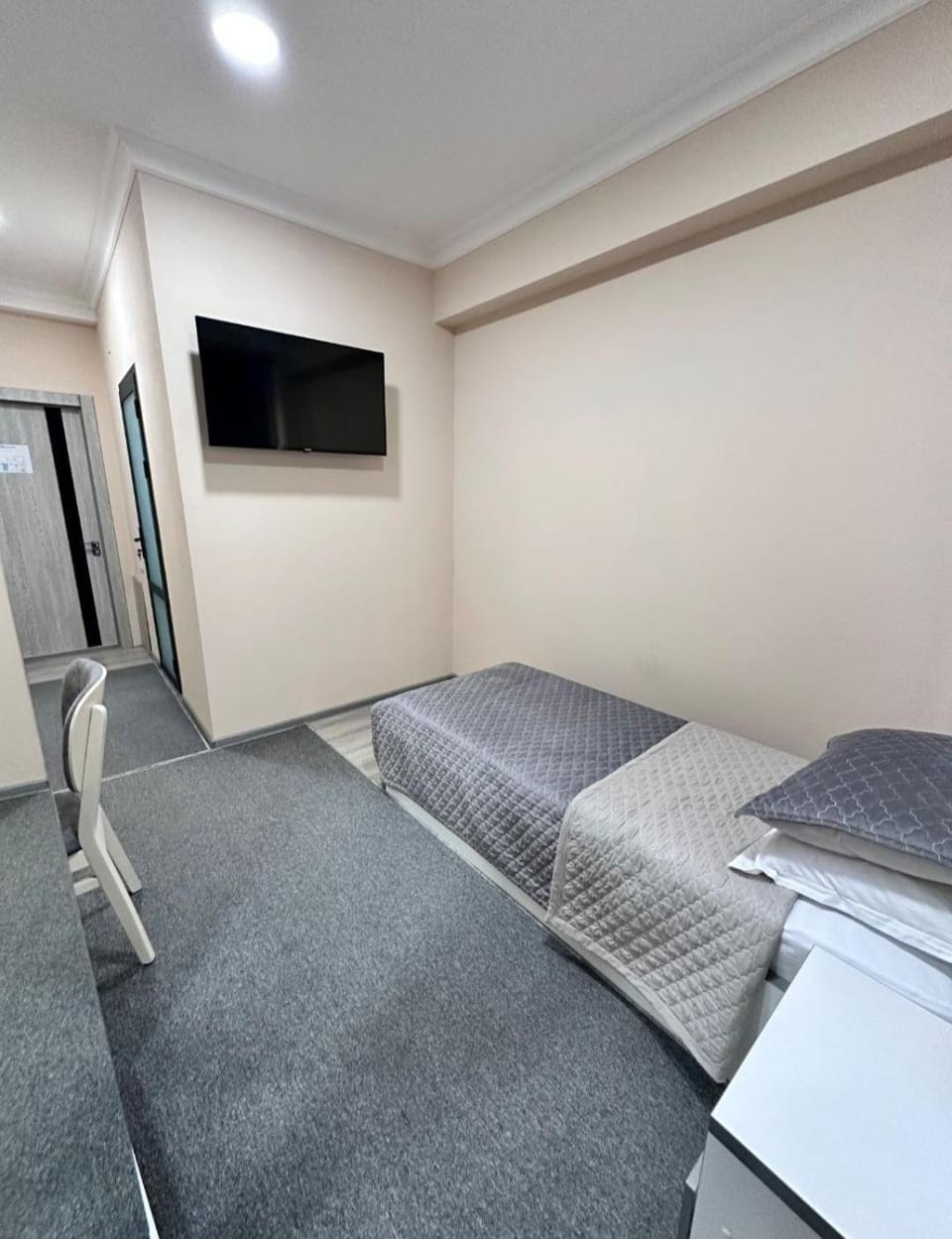 Bed, TV and multimedia, Bedroom