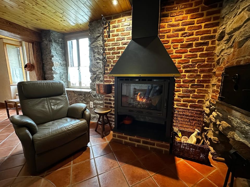 Communal lounge/ TV room, Living room, fireplace