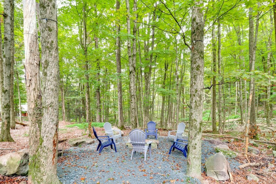 1 Mi to Lake, Golf & Ski Access: The Hideout Home! House in Lake Ariel