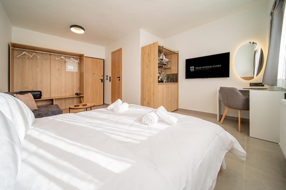 Bed, Kitchen or kitchenette, Seating area, wardrobe