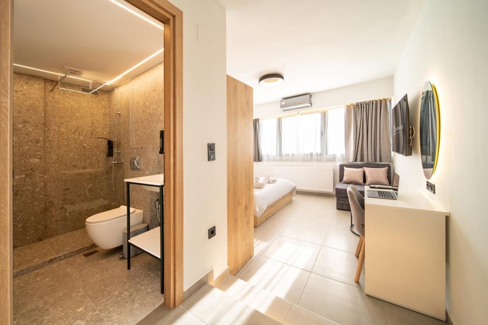 Shower, Toilet, Bed, Bathroom, TV and multimedia, Photo of the whole room, Bedroom, towels