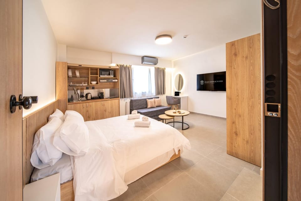 Bed, TV and multimedia, Kitchen or kitchenette, Living room, Photo of the whole room, Seating area, Evening entertainment, Bedroom, towels, wardrobe