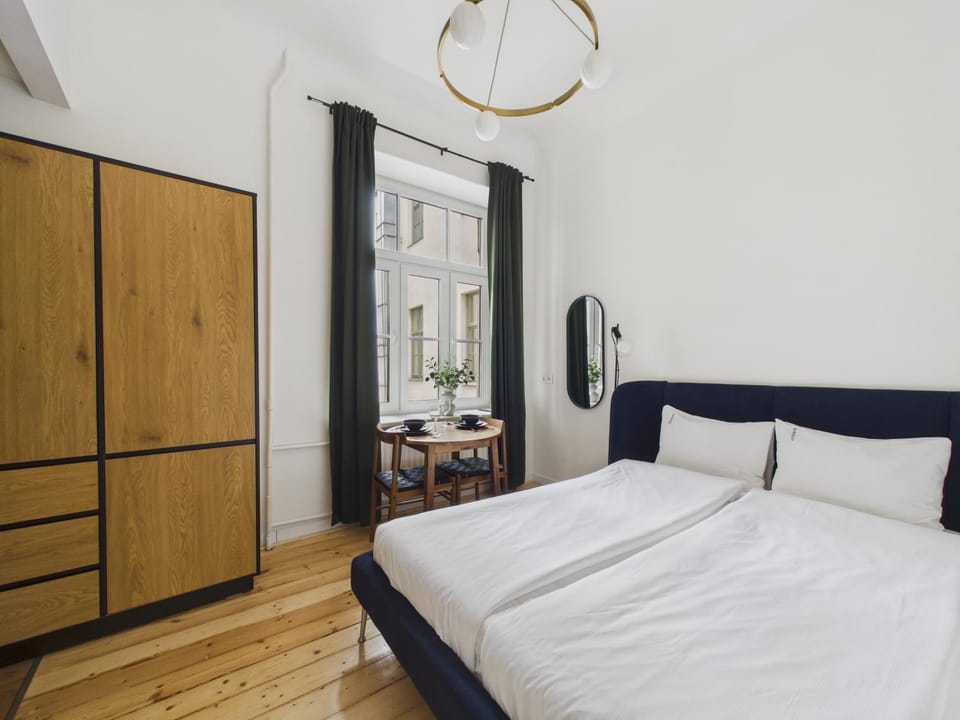 Bed, Dining area, Bedroom, wardrobe