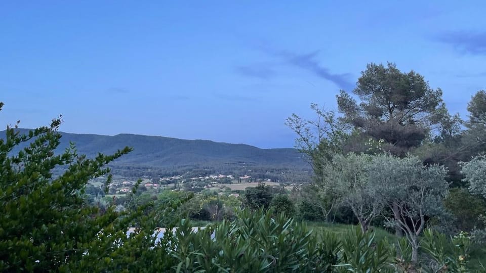 Nouveauté Villa pour 10 Personnes avec Piscine, Pétanque au Coeur des Oliviers de Provence Villa in Le Beausset