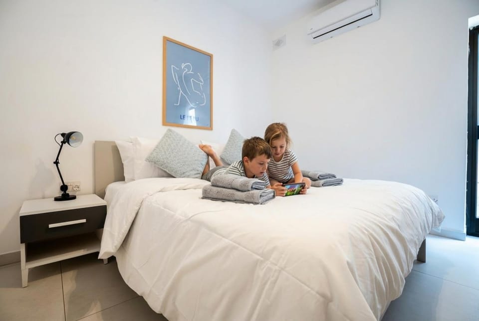 Bed, People, Bedroom, children, air conditioner