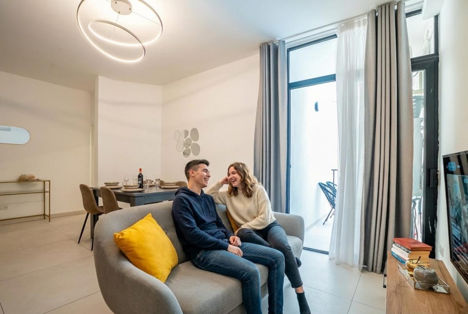 People, TV and multimedia, Living room, Seating area, Evening entertainment, Guests, group of guests, Family