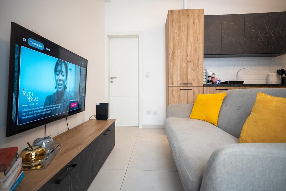 TV and multimedia, Living room, Seating area, Dining area, Evening entertainment
