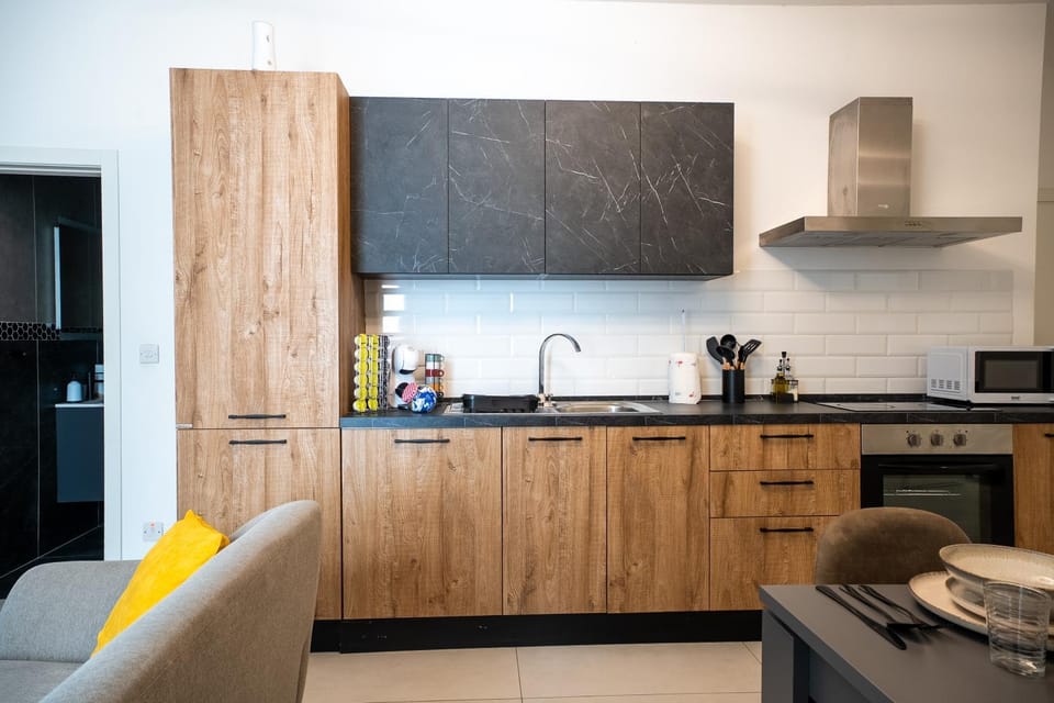 Coffee/tea facilities, Kitchen or kitchenette, dishwasher, oven, stove, toaster