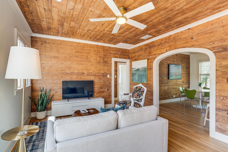Walk to Downtown Tyler! Updated Historic Apt Apartment in Tyler