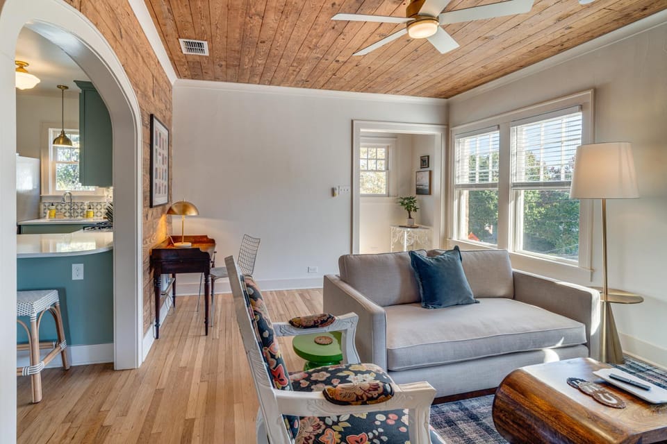 Walk to Downtown Tyler! Updated Historic Apt Apartment in Tyler