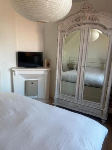 Bed, TV and multimedia, Photo of the whole room, Bedroom