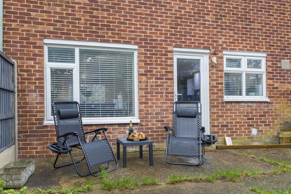 Modern Comfort, Free Parking, Netflix & Disney plus in every Bedroom and Living Room Apartment in Stevenage