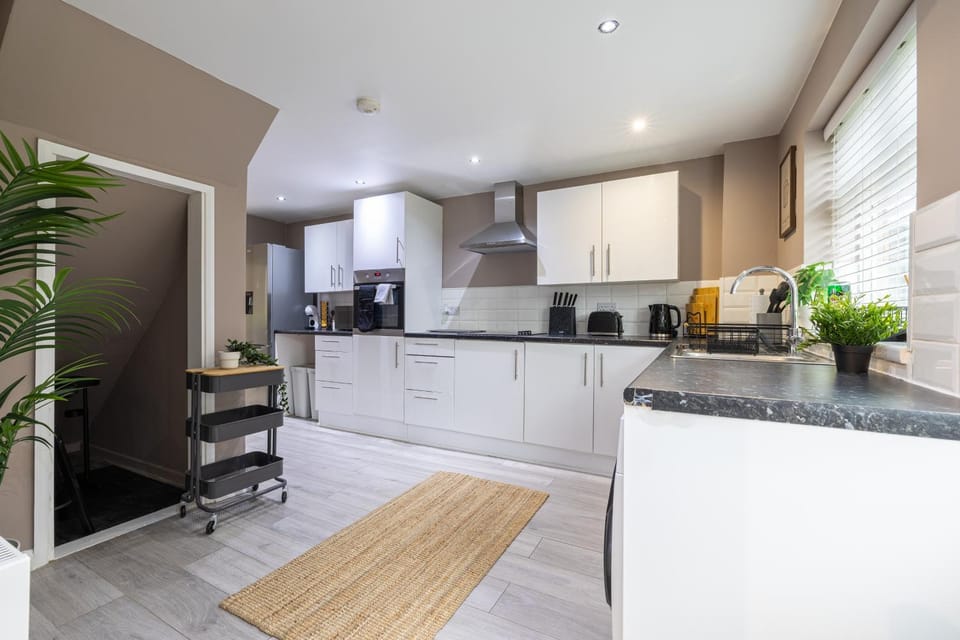 Modern Comfort, Free Parking, Netflix & Disney plus in every Bedroom and Living Room Apartment in Stevenage