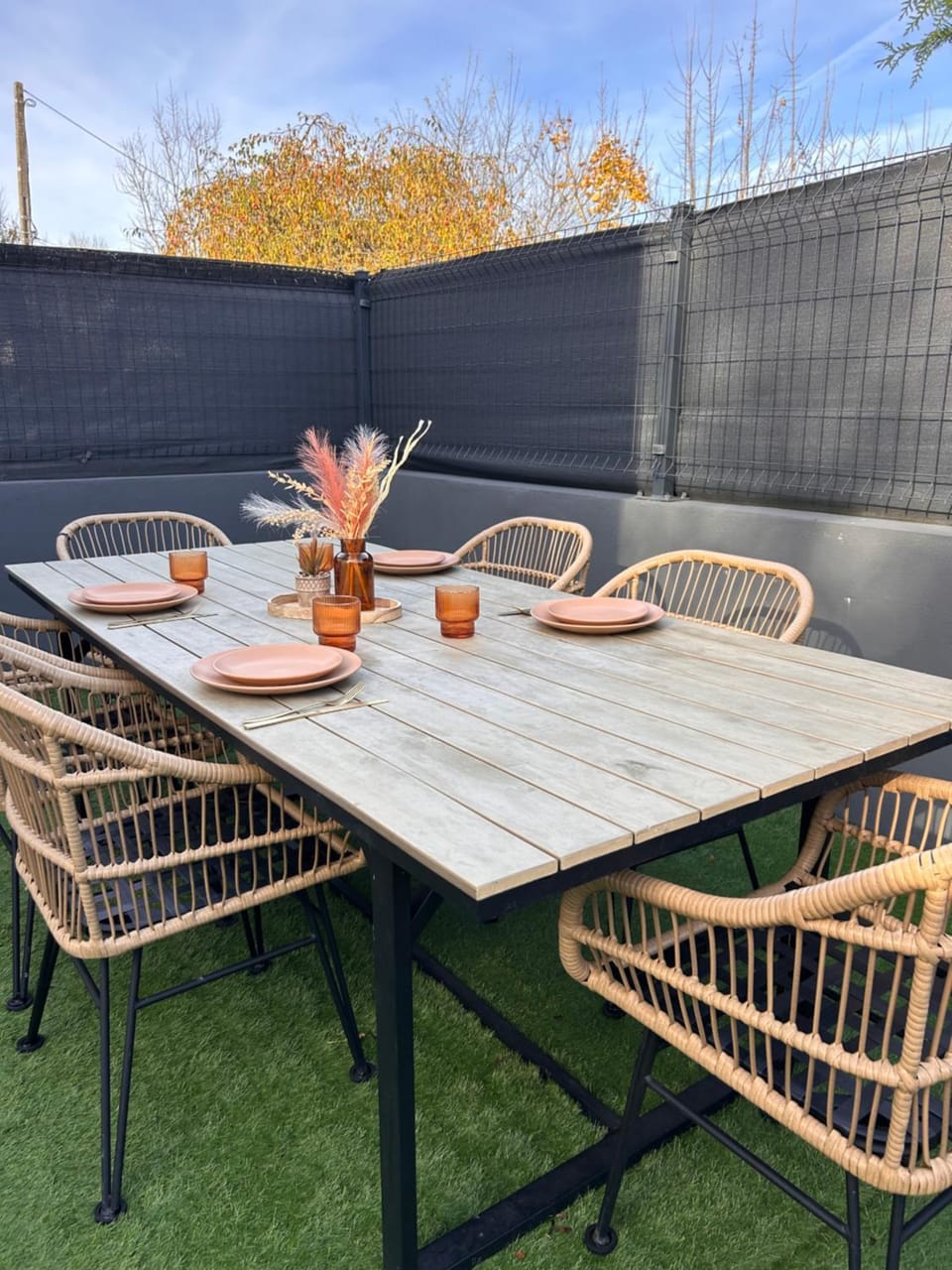 Patio, Day, Dining area