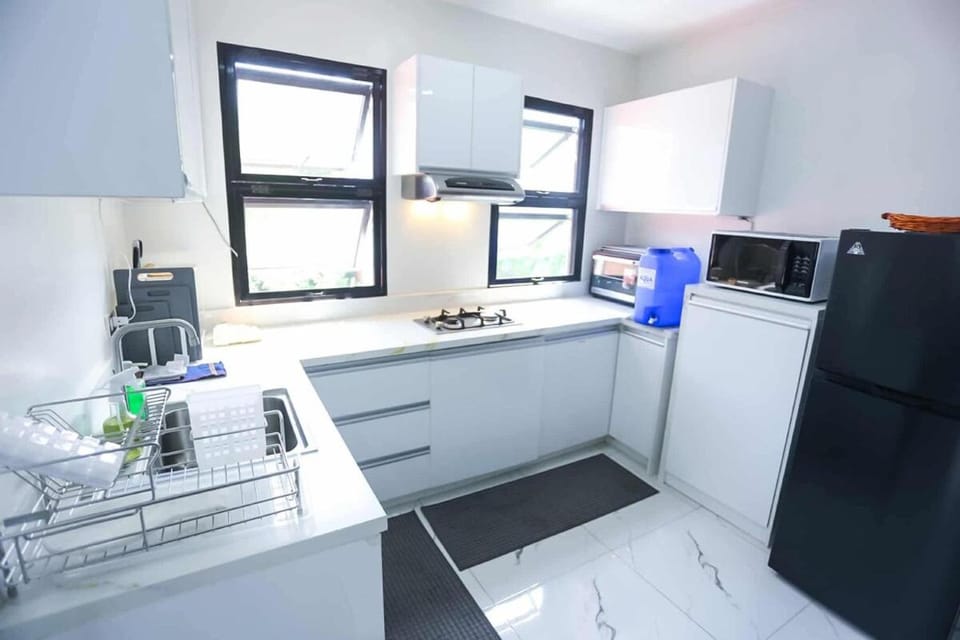 Kitchen or kitchenette, microwave, oven, stove