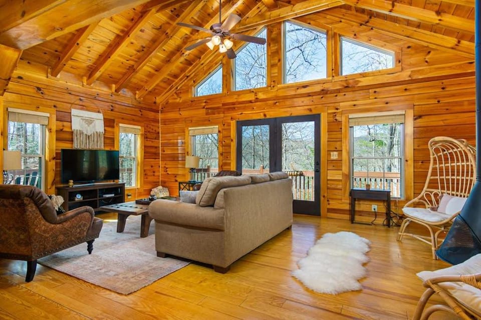 The Lovely Cabin Cabin in Buncombe County