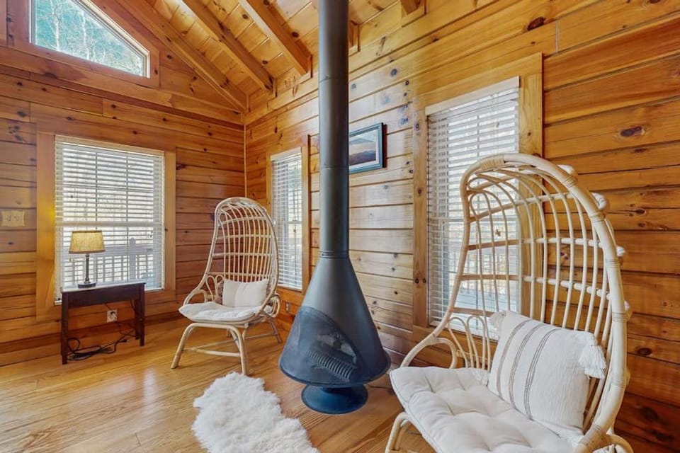 The Lovely Cabin Cabin in Buncombe County