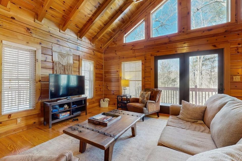 The Lovely Cabin Cabin in Buncombe County